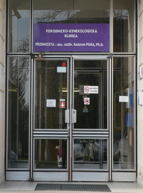 Fakultní nemocnice OlomoucVchod do na Porodnicko-gynekologické klinikyPorodnice má od roku 1999 statut Baby-Friendly Hospital = nemocnice přátelská dětem. Jde o známku kvality udělovanou světovou zdravotnickou organizací Unicef.