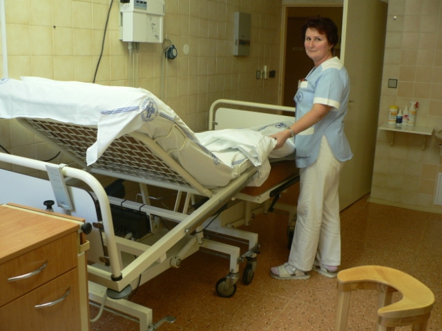 Fakultní nemocnice OlomoucPorodní asistentka připravující lůžko k porodu