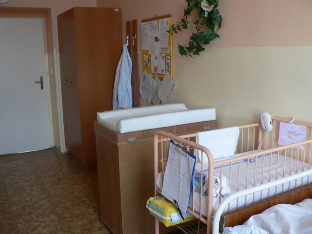 Fakultní nemocnice OlomoucStandardní porodní pokoj na oddělení šestinedělíPokoje jsou dvoulůžkové a každé dva sousední pokoje mají společné sociální zařízení.