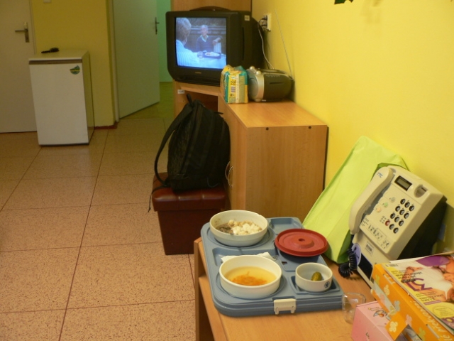 Fakultní nemocnice OlomoucNadstandardní pokoj – vybaveníNadstandardní pokoj je vybaven telefonem, lednicí, televizí, přehrávačem s rádiem, DVD přehrávačem, WC, koupelnou. Takže maminky si mohou dopřát veškerý komfort.