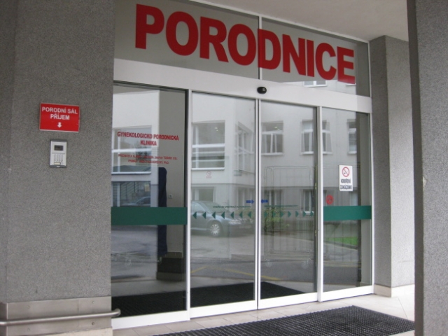 Fakultní nemocnice Hradec KrálovéVchod