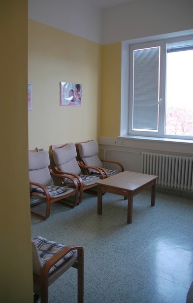 Středomoravská nemocniční a.s., odštěpný závod Nemocnice PřerovPropouštěcí místnostZde maminky před propuštěním dostávají rady k péči o dítě a k režimu v šestinedělí.