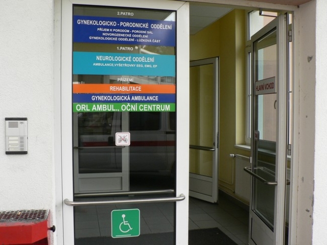 Sdružené zdravotnické zařízení Krnov, p.o.Vchod do porodniceHned na dveřích si mohou příchozí přečíst, která oddělení jsou v tomto sektoru