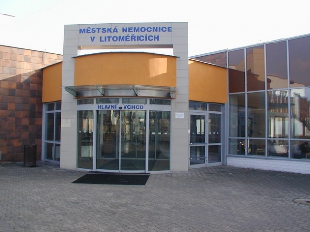 Krajská zdravotní, a.s. - Nemocnice LitoměřiceVchod do nemocniceJiž samotný vchod do nemocnice Vás připraví na postupně prováděné modernizace