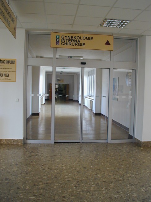 Krajská zdravotní, a.s. - Nemocnice LitoměřiceVchod do porodniceBloudit ale nebudete - všude jsou zřetelné popisky se směrovkami