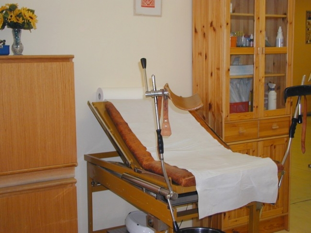 I. LF UK a Fakultní nemocnice Na BulovceVyšetřovnaDalší fází příjmu je vyšetření.