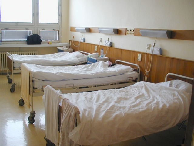 I. LF UK a Fakultní nemocnice Na BulovceStandardní pokojStandardní pokoje jsou jedno-, dvou- až třílůžkové, taktéž se zázemím pro ošetření a koupání novorozence.