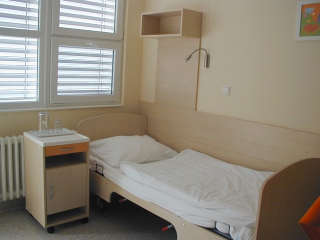I. LF UK a Fakultní nemocnice Na BulovceNeonatologické oddělení – pokoj pro matky s dětmiPokoje pro maminky dětí, které jsou hospitalizované na Jednotce intenzivní péče. Před propuštěním mohou na těchto pokojích ošetřovat miminka systémem rooming-in.