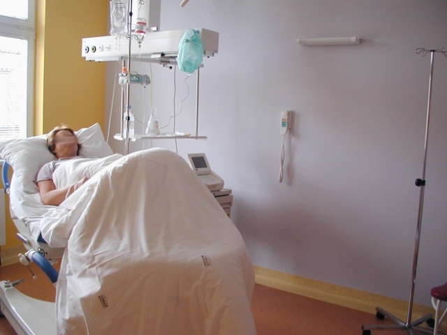 Ústav pro péči o matku a dítěPorodní pokojPorodních pokojů je celkem 8. Všechny jsou vybaveny moderními plně polohovatelnými porodnickými lůžky, samostatnými sprchovými kouty a WC.