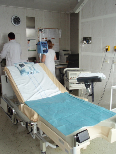 Nemocnice Valašské Meziříčí a.s.Porodní sál – lůžkoII.doba porodní probíhá na porodním sále, kam rodička přechází v doprovodu porodní asistentky. Porodní sál je zařízen ve smyslu maximální bezpečnosti vedení porodu, a to jak spontánního, tak operačního – kleště, VEX.