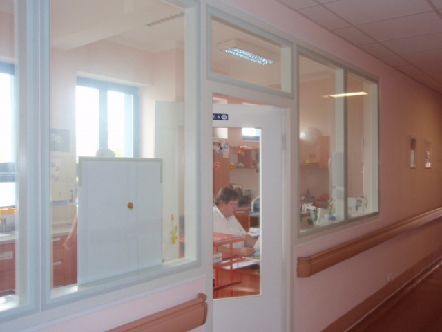 Nemocnice Valašské Meziříčí a.s.Oddělení šestinedělíNa oddělení šestinedělí jsou 2 jednolůžkové, 6 dvoulůžkových pokojů a 1 trojlůžkový pokoj. Ve všech je k dispozici zařízení na koupání dítěte, sprcha, WC a telefon. Jeden jednolůžkový pokoj je zařízen jako nadstandardní – je vybaven televizí, ledničkou, polohovacím lůžkem. Na tomto pokoji je také možný nepřetržitý 24 hodinový pobyt partnera.