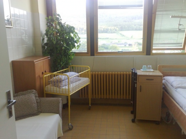 Nemocnice Prachatice, a.s.Box II pro první dobu porodní, kde může být maminka i s tatínkemPro I. dobu porodní jsou k dispozici 3 pokoje.
