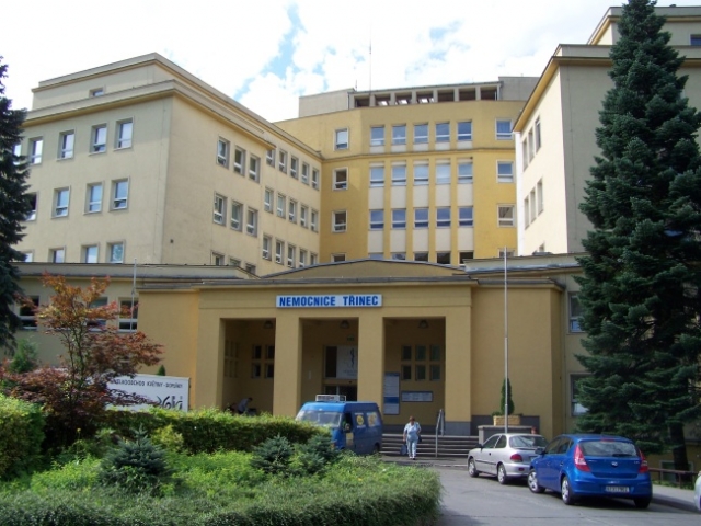Nemocnice Třinec, p.o.Hlavní vchodUž z dálky je vidět hlavní budova nemocnice, ve které je většina specializovaných oddělení, včetně oddělení Gynekologicko-porodnického.