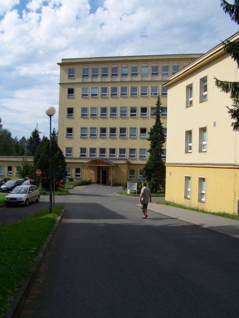Nemocnice Třinec, p.o.Cesta k příjmovému vchoduPříchozí maminky mohou vejít buď hlavním vchodem centrální budovy, a pak sejít (nebo sjet výtahem) o patro níž k příjmu, nebo se dát po průchodu vrátnicí vlevo a vstoupit přímo příslušným vchodem.