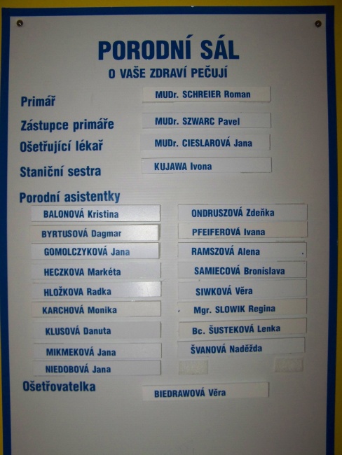 Nemocnice Třinec, p.o.Tabule se jmény službu konajícího personálu na chodbě porodního oddělení