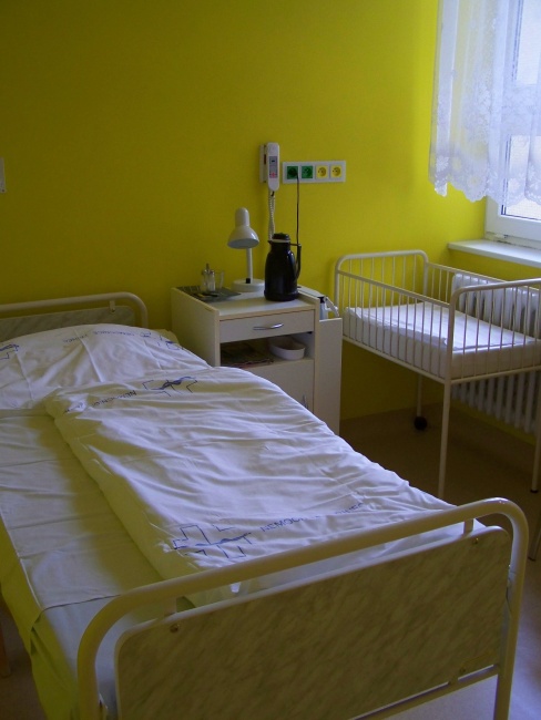 Nemocnice Třinec, p.o.Jednolůžkový pokoj pro rodičky, u kterých se čeká na výsledkyPokud není rodička rovnou umístěna na některý z porodních boxů, pobývá na jednolůžkovém pokoji s vlastním sociálním zařízením.