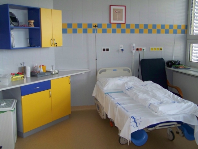 Nemocnice Třinec, p.o.Porodní boxPorodní lůžka jsou velice pohodlná a plně polohovatelná, maminky nejčastěji volí polohu v polosedě.