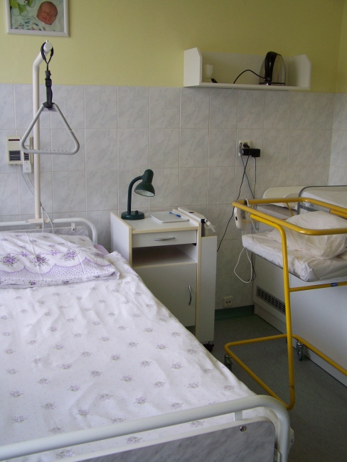 Nemocnice Třinec, p.o.Levnější nadstandardní pokojJeden nadstandardní pokoj je menší, pouze pro maminku a dítě.