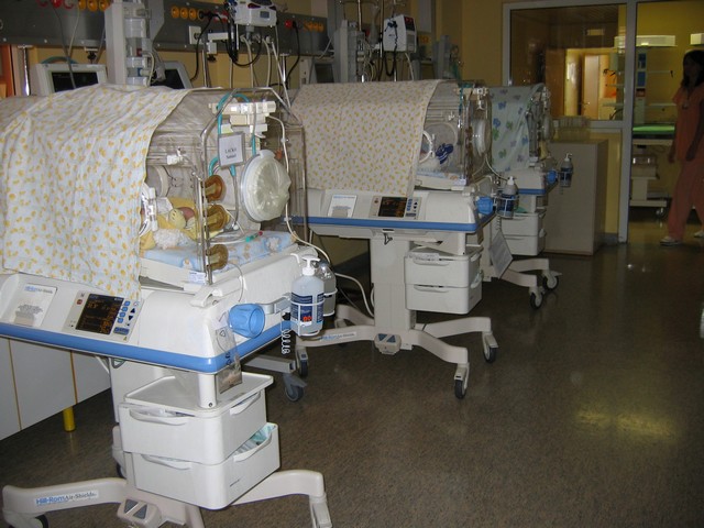 Fakultní nemocnice OstravaNeonatologické oddělení s inkubátoryOddělení neonatologie FN Ostrava má špičkové vybavení k péči o předčasně narozené děti.
