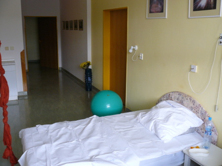 Nemocnice Havlíčkův Brod, p.o.Porodní sálV jednotlivých porodních sálech jsou připraveny k využití různé relaxační pomůcky (balony, ribstole, závěsné lano...) či relaxační vana.