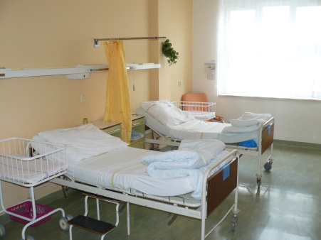 Nemocnice Havlíčkův Brod, p.o.Šestinedělí – standardní pokojZ 6. patra se přesunujeme o dvě podlaží níže, kde se nachází lůžkové oddělení šestinedělí. Oddělení na patře opět skýtá návštěvníkům veškeré pohodlí a útulnost.