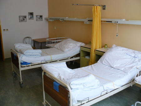 Nemocnice Havlíčkův Brod, p.o.Šestinedělí – standardní pokojBěžné standardní pokoje jsou dvoulůžkové. Vždy jsou dva pokoje propojené vlastním sociálním zařízením, včetně koutku určeného pro péči o miminko.