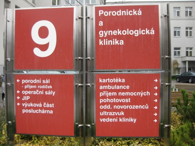 Fakultní nemocnice Hradec KrálovéBudova porodniceNabízí tak rodičkám velmi příjemné prostředí s prostornými, vzdušnými pokoji s výhledem do okolní zeleně.