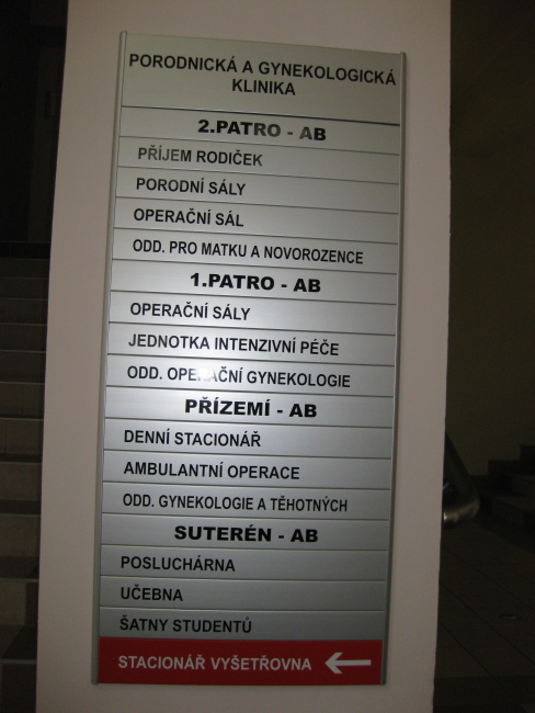 Fakultní nemocnice Hradec KrálovéPorodnicePříjem rodiček probíhá ve druhém patře budovy před porodními sály.