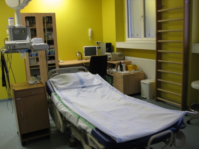 Fakultní nemocnice Hradec KrálovéNadstandardní pokojPorodnice v Hradci Králové nabízí rodičkám 2 nadstandarní porodní pokoje s vlastním sociálním zařízením, jeden s relaxační vanou a dalšími porodními pomůckami.