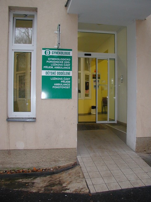 Nemocnice SlanýHlavní vchod na oddělení z horní části budovy