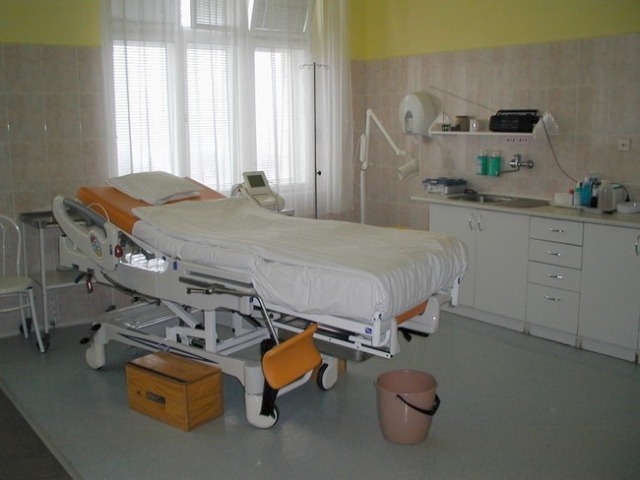 Nemocnice Kladno, a.s.2. porodní sálPokoj je vybaven moderním plně polohovatelným porodnickým lůžkem