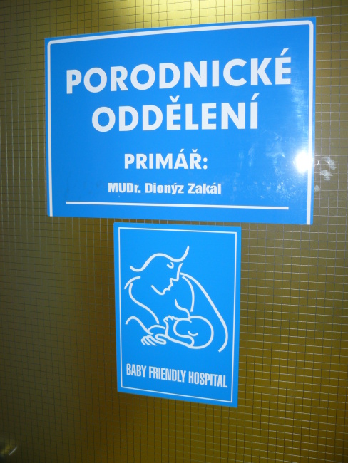 Orlickoústecká nemocnice, a.s. - Gynekologické a porodnické odděleníVchod na porodnické odděleníOddělení má již šedesátiletou působnost. V současné době je zdejší pracoviště postupně modernizováno a interiéry čiší novotou.