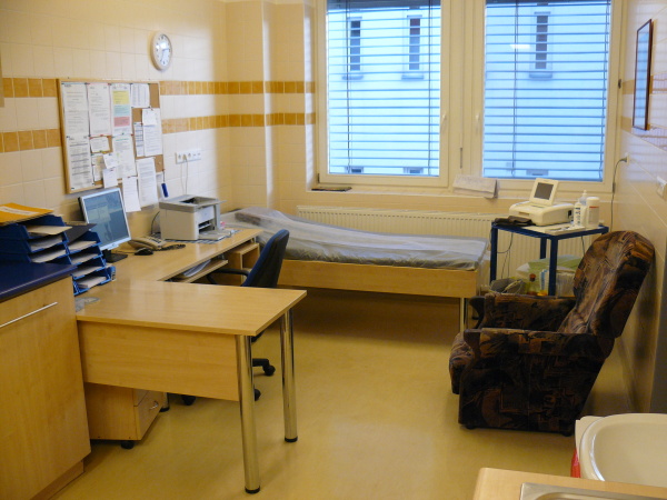 Orlickoústecká nemocnice, a.s. - Gynekologické a porodnické odděleníPříjemNaše fotoreportáž začíná u příjmu rodiček, kde se mimo jiné natáčí budoucím maminkám kardiotokograf, měřící ozvy plodu a stahy dělohy.