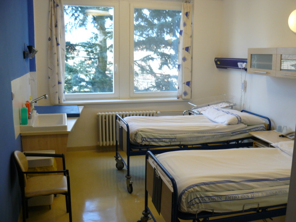 Orlickoústecká nemocnice, a.s. - Gynekologické a porodnické odděleníStandardní pokojStandardní pokoje jsou dvoulůžkové, hrající modrou barvou klidu a souladu.