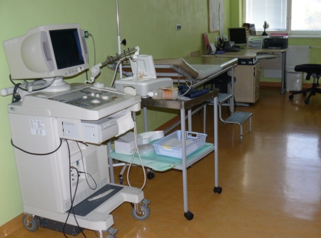 Oblastní nemocnice, a.s. - Klaudiánova nemocniceVyšetřovnaPřímo na patře porodních sálů je vyšetřovna vybavená klasickým ultrazvukem a kardiotokografem (KTG) měřícím stahy dělohy a srdeční ozvy plodu těhotných maminek