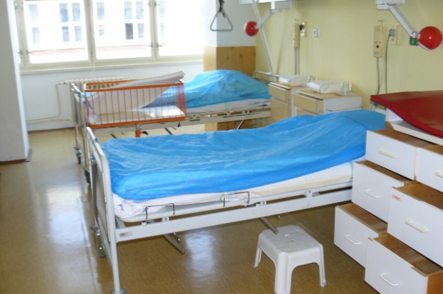 Oblastní nemocnice, a.s. - Klaudiánova nemocniceOddělení šestinedělí - standardní pokojNa oddělení jsou maminky s miminkem uloženy na příjemně prosluněný standardní dvoulůžkový či třílůžkový pokoj