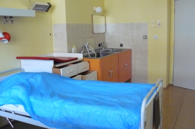 Oblastní nemocnice, a.s. - Klaudiánova nemocniceOddělení šestinedělí - standardní pokojZ hygienických důvodů jsou lůžkoviny na fotografiích zakryty