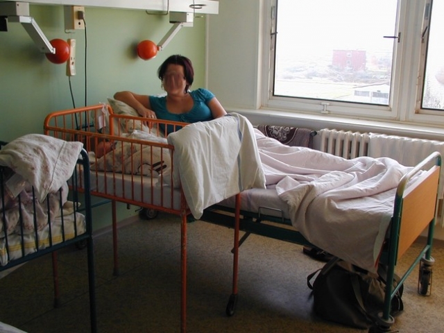 Krajská zdravotní, a.s. - Nemocnice Chomutov o.z.Standardní pokojStandardní pokoje jsou dvoulůžkové, také s koutkem pro koupání a ošetření miminka.