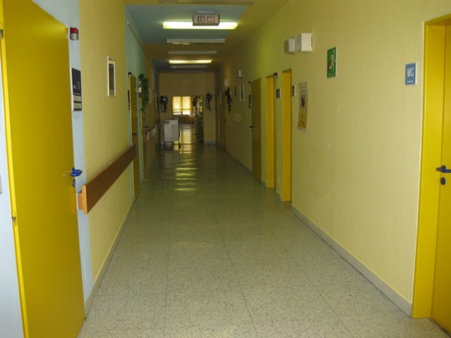 Krajská nemocnice T. Bati, a.s.Chodba oddělení šestinedělíVeselá žlutá barva září na celém oddělení šestinedělí.