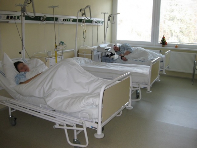 Uherskohradišťská nemocnice, a.s.Pokoj pro riziková těhotenstvíPři menších problémech během těhotenství je budoucí maminka hospitalizována na běžném oddělení, pro více riziková těhotenství je připraven speciální pokoj.