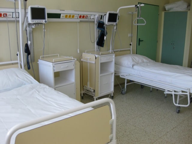Uherskohradišťská nemocnice, a.s.Pooperační pokojPo císařském řezu je rodička umístěna na pooperační pokoj – JIP na oddělení šestinedělí. Návštěvy se tedy mohou odehrávat na pokojích, nebo k tomu připraveném zákoutí chodby.