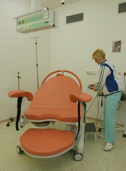 Nemocnice Šternberk, Středomoravská nemocniční a.s. Člen skupiny AGELPorodní pokojStaniční sestra ukazuje polohy porodnického křesla.