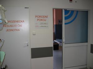 Fakultní nemocnice Brno, pracoviště Obilní trhVstup do porodního pokoje, v sousedství novorozenecká resuscitační jednotka