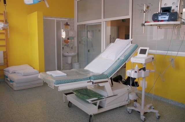 Středomoravská nemocniční a.s., odštěpný závod Nemocnice PřerovŽlutý porodní boxPorodnice má k dispozici 3 porodní boxy: žlutý, růžový a oranžový. Každý box je vybavený polohovatelným porodním lůžkem, monitorem na sledování ozev plodu a děložních kontrakcí, centrálním rozvodem medicinálních plynů a vlastní sprchou.