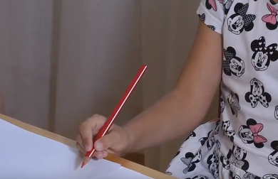 Ukázka správného držení tužky 
